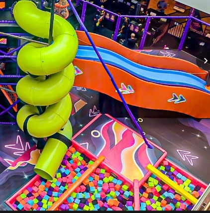 Interior do parque com trampolins